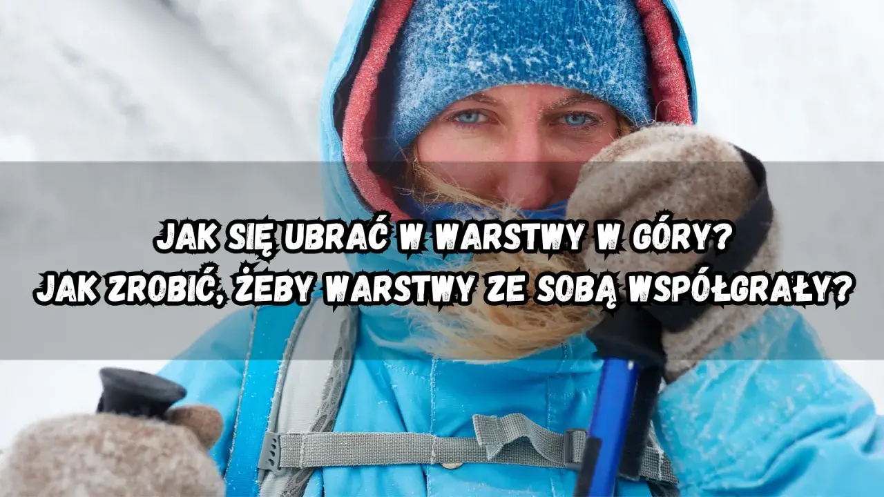 Kobieta w zimowej kurtce i czapce, gotowa na wędrówkę. Dowiedz się, jak się ubrać w góry, by warstwy odzieży działały razem.