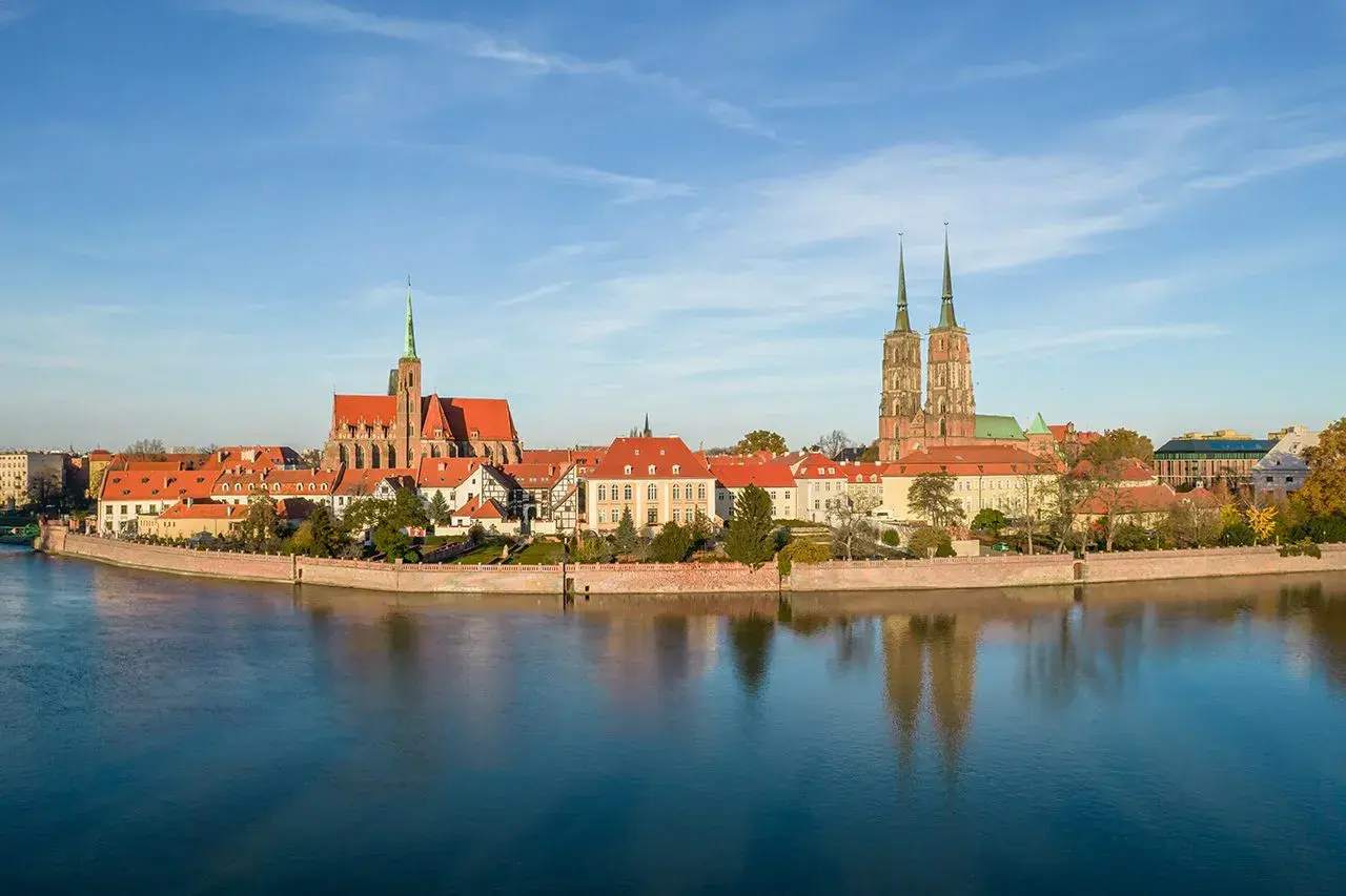 Panorama Ostrowa Tumskiego we Wrocławiu z katedrą i kościołem. Idealne miejsce na darmowe atrakcje Wrocław!