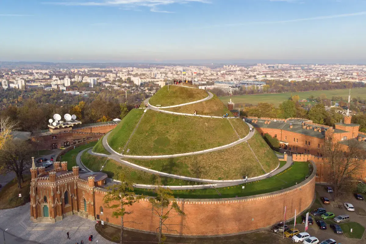 Kopiec Kościuszki, jedna z głównych atrakcji Krakowa, z krętymi ścieżkami i widokiem na miasto.