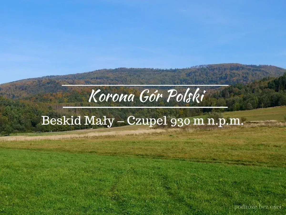 Beskid Mały – Czupel 930 m n.p.m. to jeden z punktów Korony Gór Polski. Zielone łąki i zalesione wzgórza.