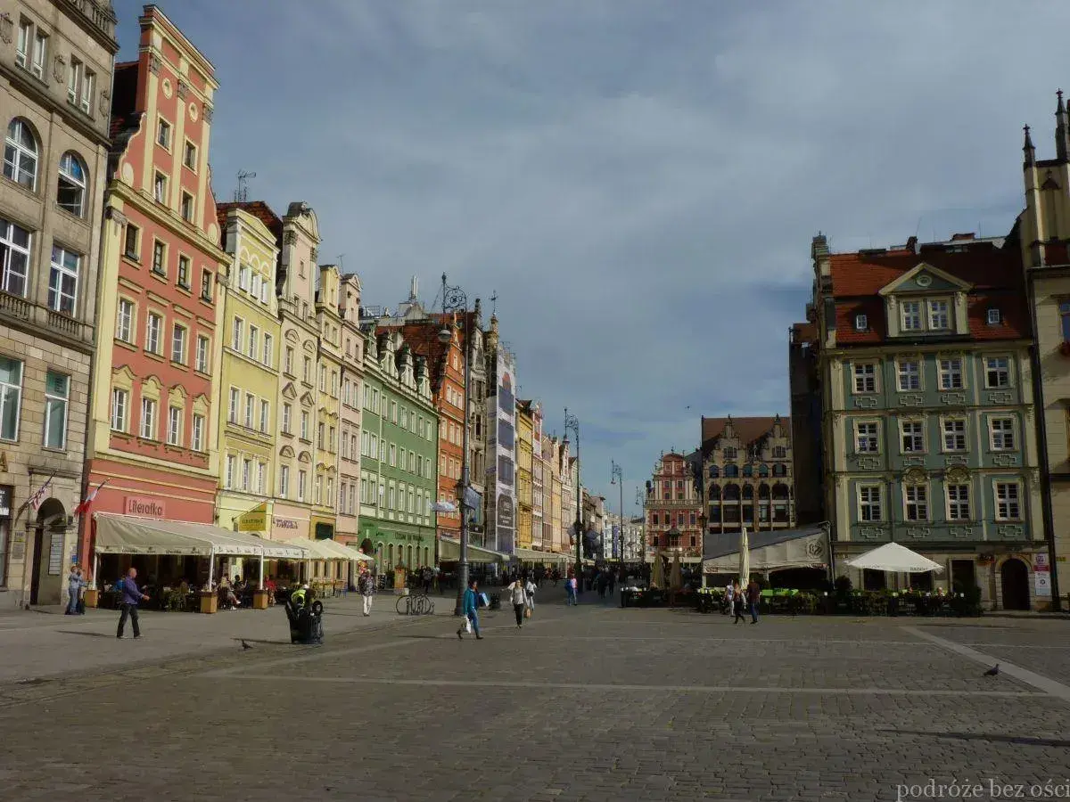 Kolorowe kamienice na Rynku we Wrocławiu, idealne na spacer z przewodnikiem.