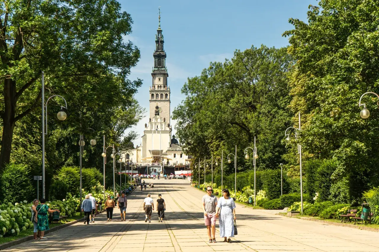 Aleja prowadząca do Jasnej Góry, jednej z głównych **częstochowa atrakcje**. Spacerują nią pielgrzymi i turyści.