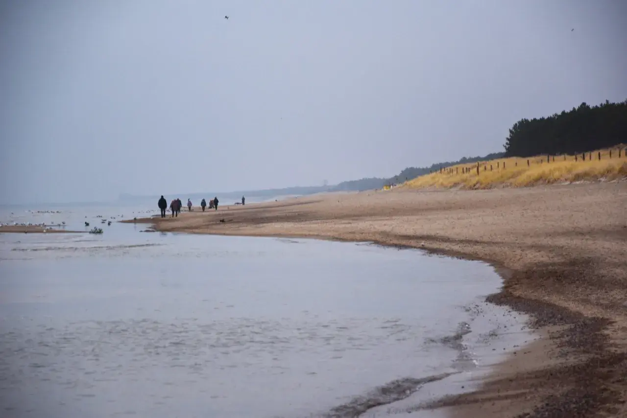 Spacer po plaży w Dąbkach, z widokiem na morze i las. To jedna z wielu atrakcji tego miejsca.