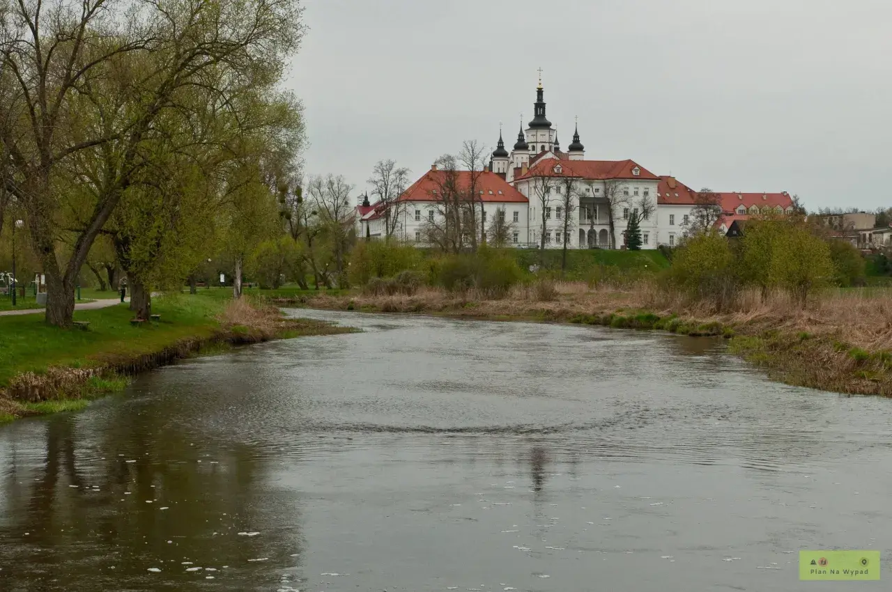 Malowniczy widok na rzekę i klasztor w Supraślu. Wiosna budzi do życia przyrodę, a zabytkowa architektura zaprasza do odkrywania supraśl atrakcje.