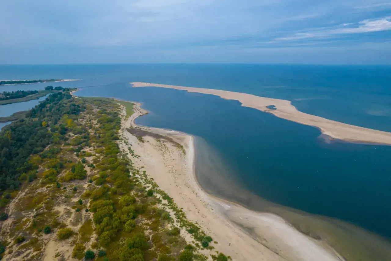 Piękne plaże i zieleń, idealne miejsce, gdzie na wakacje w sierpniu w Polsce.