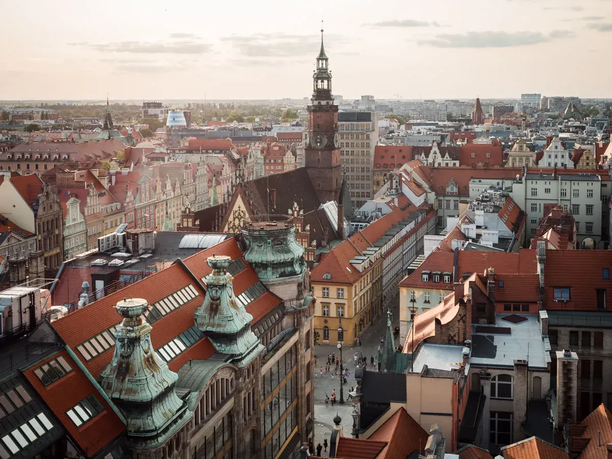 Widok na wrocławskie kamienice i wieżę ratuszową. Odkryj wrocław atrakcje z lotu ptaka.