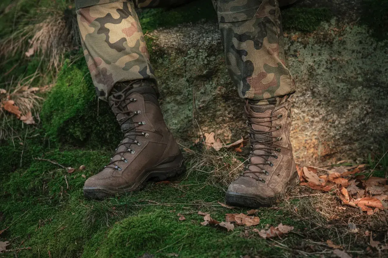 Solidne buty trekkingowe z membraną Gore-Tex, idealne na każdy teren. Różne rodzaje Gore-Tex zapewniają komfort i ochronę.