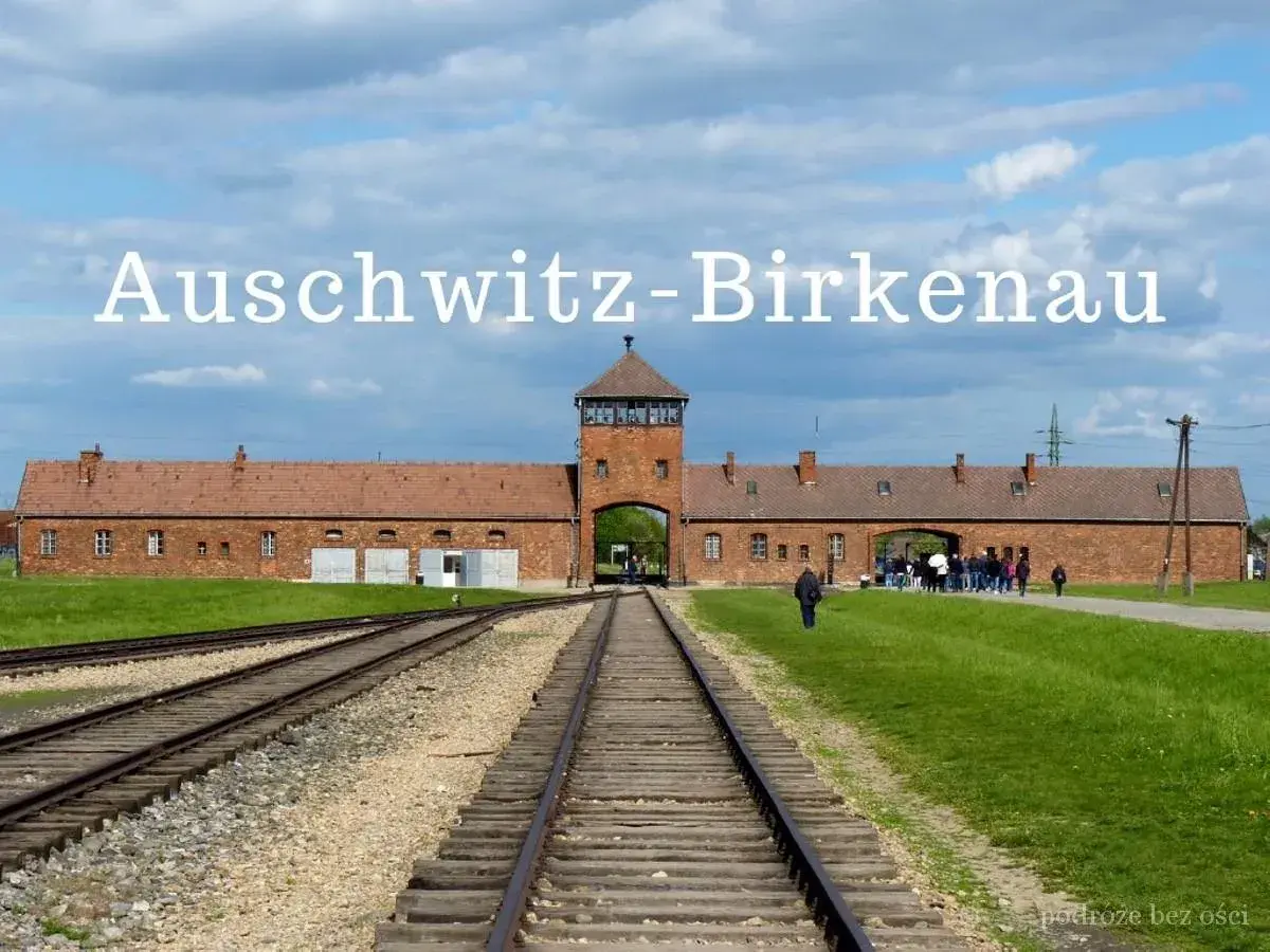 Brama wjazdowa do Auschwitz-Birkenau z torami kolejowymi prowadzącymi do obozu.