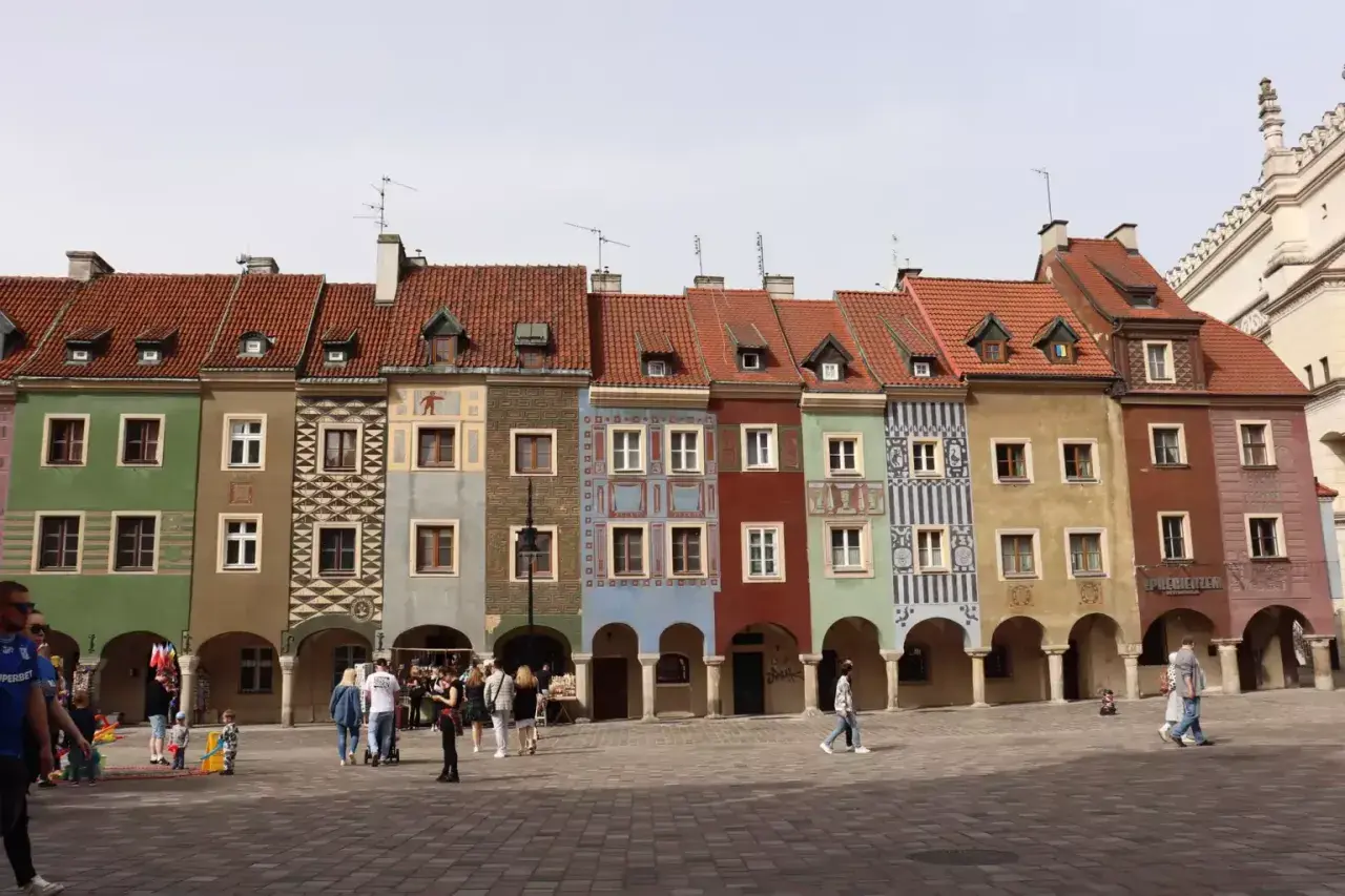 Kolorowe kamienice na Starym Rynku w Poznaniu, jedne z głównych poznańskich atrakcji, zachwycają turystów.