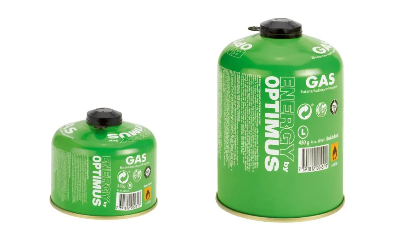 Dwa zielone rodzaje kartuszy gazowych Optimus Energy, jeden mniejszy (230g) i jeden większy (450g), z napisem "GAS" i mieszanką gazów.