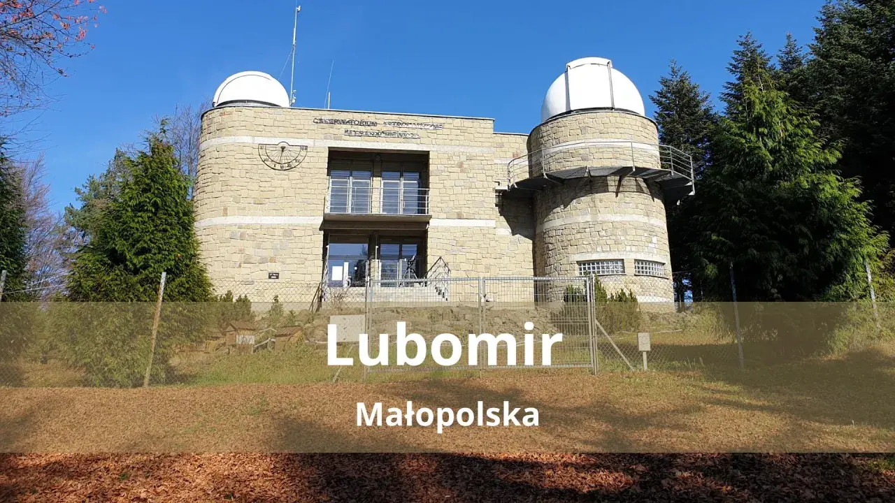Obserwatorium astronomiczne na szczycie Lubomir w Beskidzie Makowskim. Kamienna budowla z kopułami, otoczona drzewami.