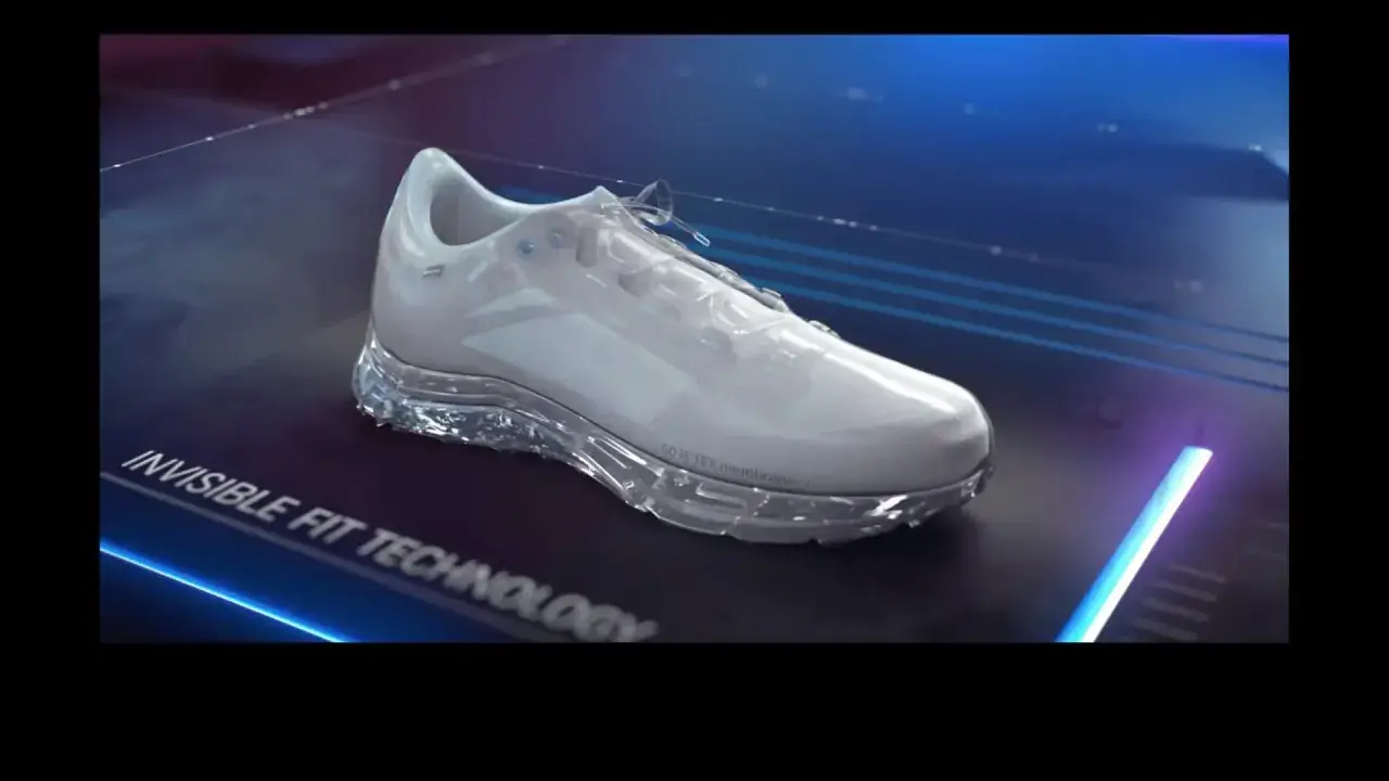 Biały but sportowy z przezroczystą podeszwą, z widocznym napisem GORE-TEX membrane. Technologia Invisible Fit.