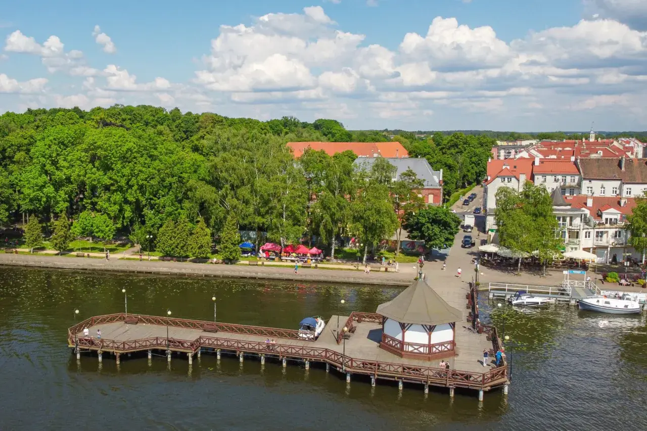Idealne miejsce, gdzie na wakacje z dziećmi: malownicze miasteczko nad jeziorem z promenadą, molo i zielonymi terenami.