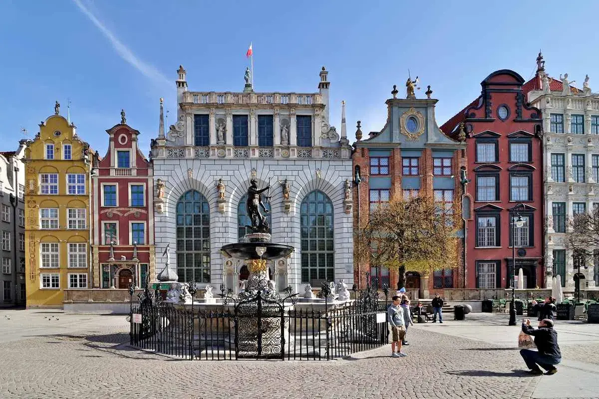 Fontanna Neptuna i kolorowe kamienice na Długim Targu. Gdańsk atrakcje dla młodzieży to spacer po tym historycznym miejscu.
