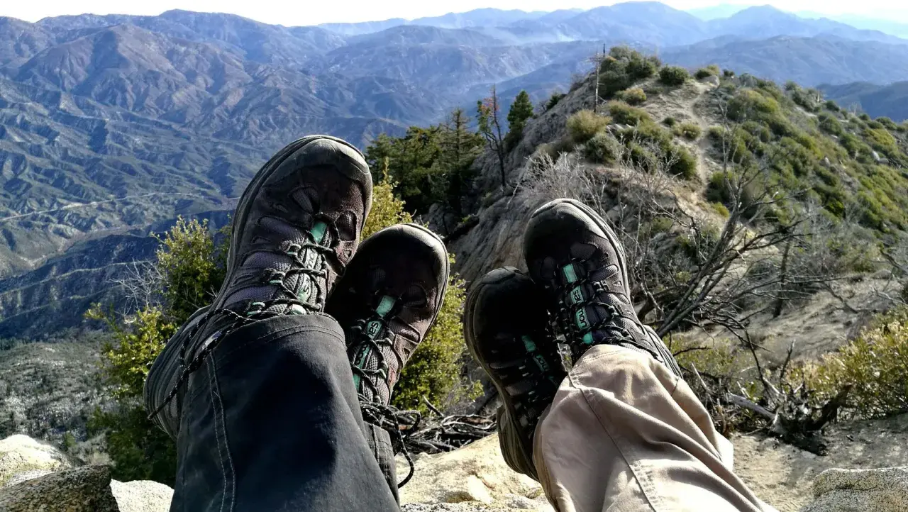 Wygodne buty trekkingowe, idealne na wędrówkę po górach. Zastanawiasz się, jakie buty w Tatry wybrać? Te sprawdzą się świetnie!