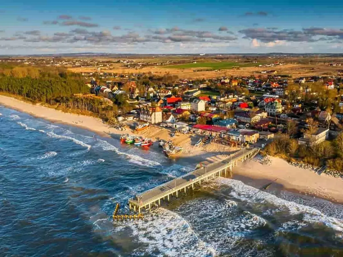 Idealne miejsce, gdzie nad morze z dzieckiem. Widok na plażę, molo i urokliwe nadmorskie miasteczko.