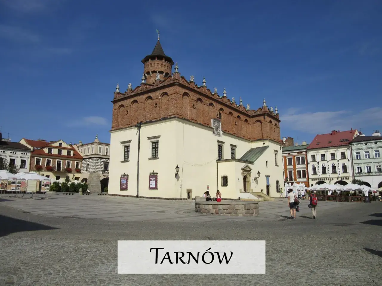 Rynek w Tarnowie z ratuszem i kamienicami. Wspaniałe tarnowskie atrakcje czekają na odkrycie.