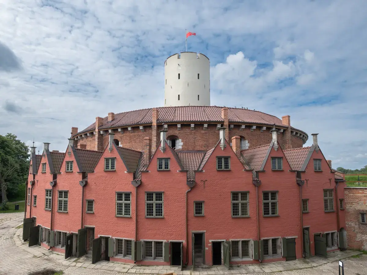 Okazała twierdza z czerwoną, pierścieniową zabudową i białym, okrągłym donżonem. Nietypowe atrakcje Gdańska czekają!