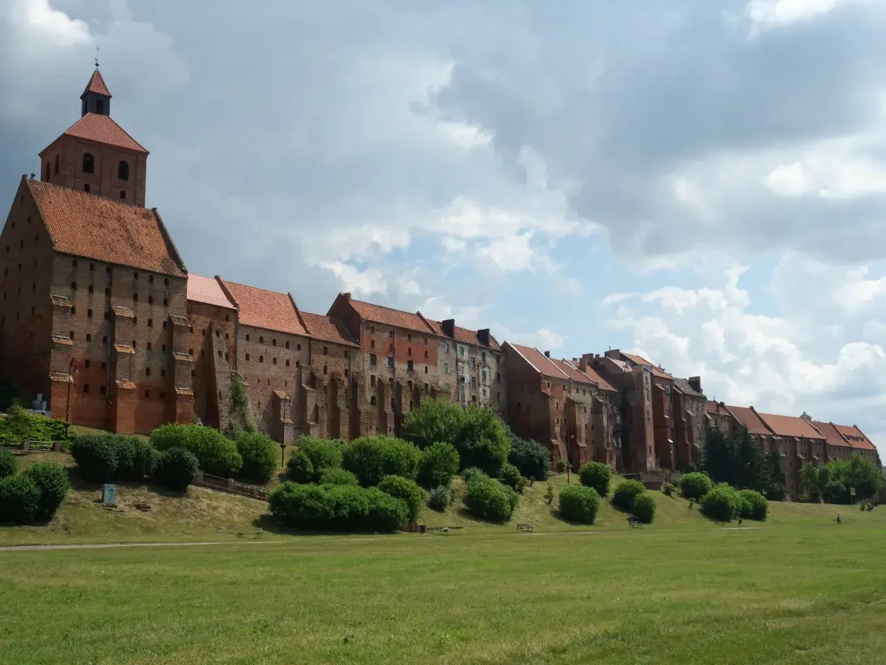 Grudziądz atrakcje: imponująca panorama spichlerzy nad Wisłą, z charakterystyczną wieżą zamkową.