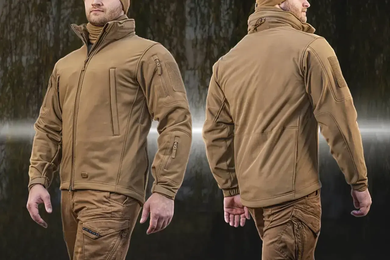 Męska kurtka taktyczna z materiału softshell w kolorze piaskowym, z licznymi kieszeniami i rzepami.
