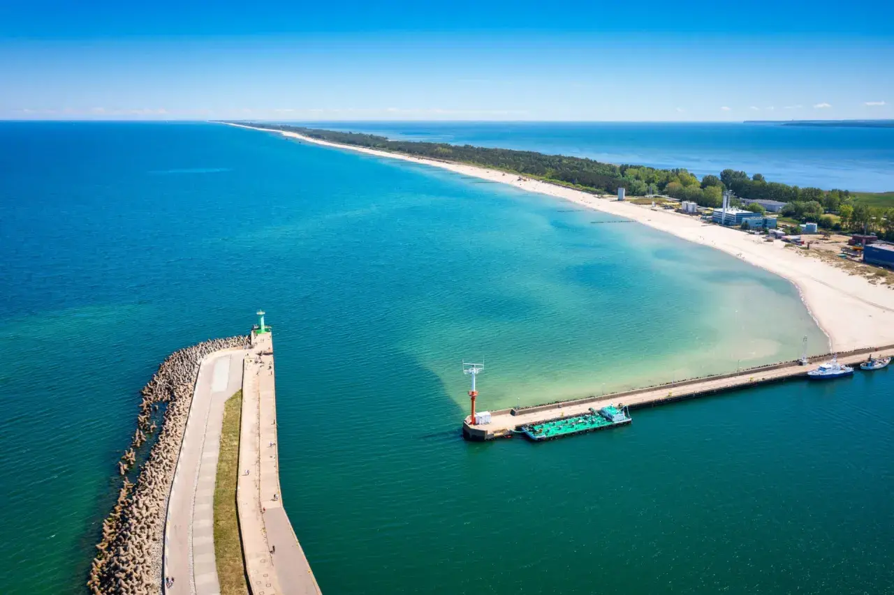 Władysławowo atrakcje: molo, latarnia morska i plaża nad Bałtykiem. Widok z lotu ptaka na port i piaszczyste wybrzeże.