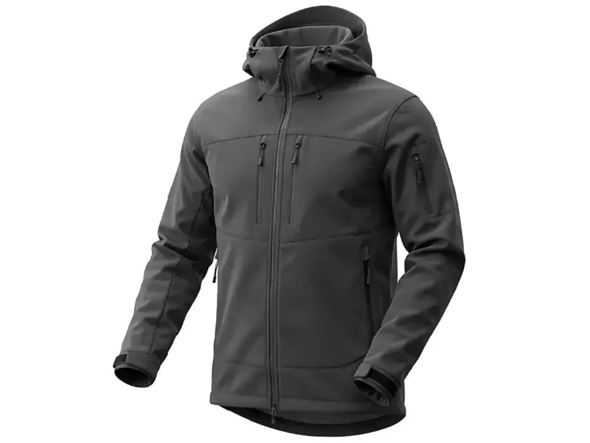 Szara kurtka softshell z kapturem i licznymi kieszeniami. Czy softshell jest nieprzemakalny? Ten model zapewnia ochronę przed deszczem.