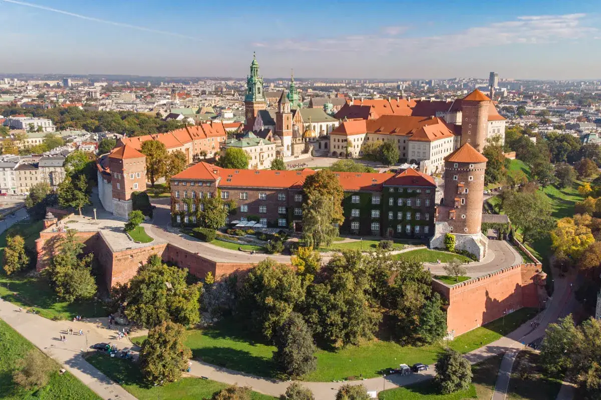 Wawel w Krakowie – idealne miejsce, by zacząć zwiedzanie. Zamek, katedra i mury obronne na wzgórzu.