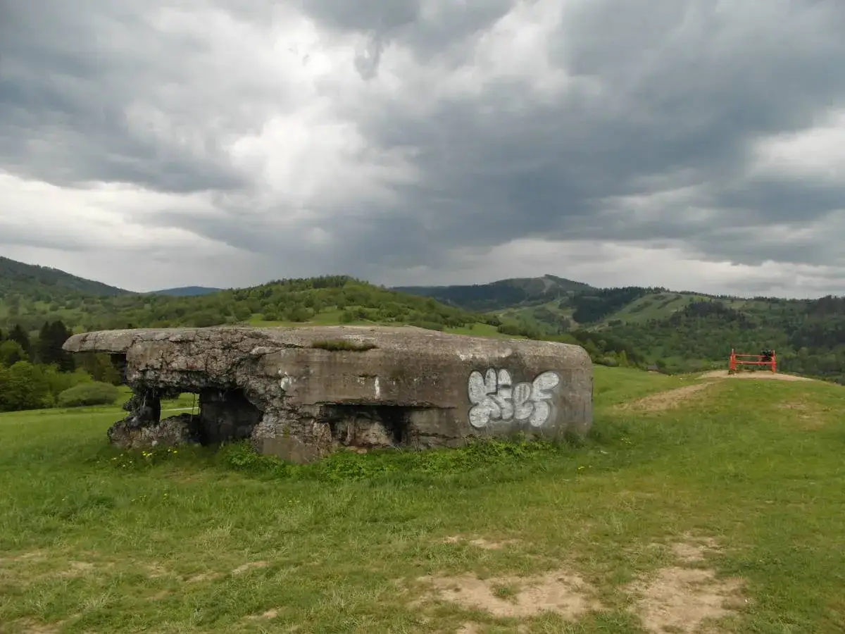 Ruiny bunkra z graffiti, malownicze wzgórza i ławka widokowa. Węgierska Górka atrakcje turystyczne.