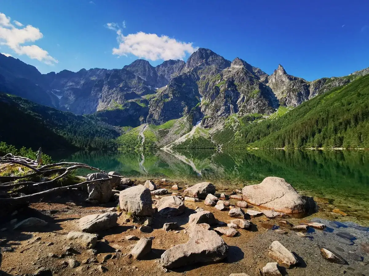 Piękne Tatry, jezioro Morskie Oko odbija majestatyczne szczyty. Idealne miejsce na wędrówkę po tatrzańskich szlakach.
