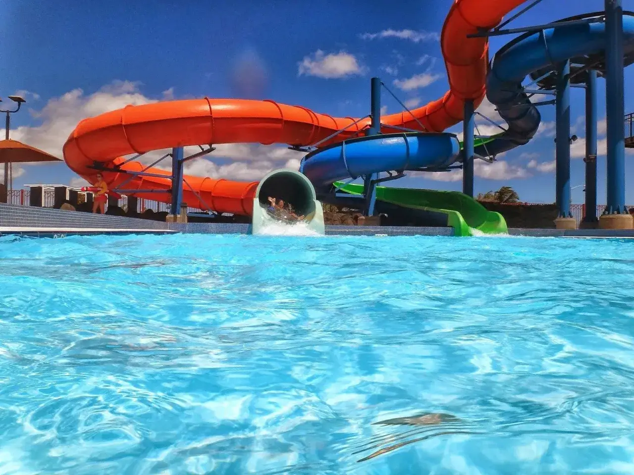 Radość w żory aquapark! Dzieci zjeżdżają z kolorowych zjeżdżalni prosto do basenu.