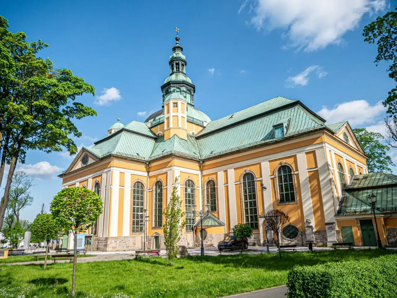 Kościół Pokoju w Świdnicy, jedna z głównych atrakcji regionu, z żółtą fasadą i zielonym dachem.