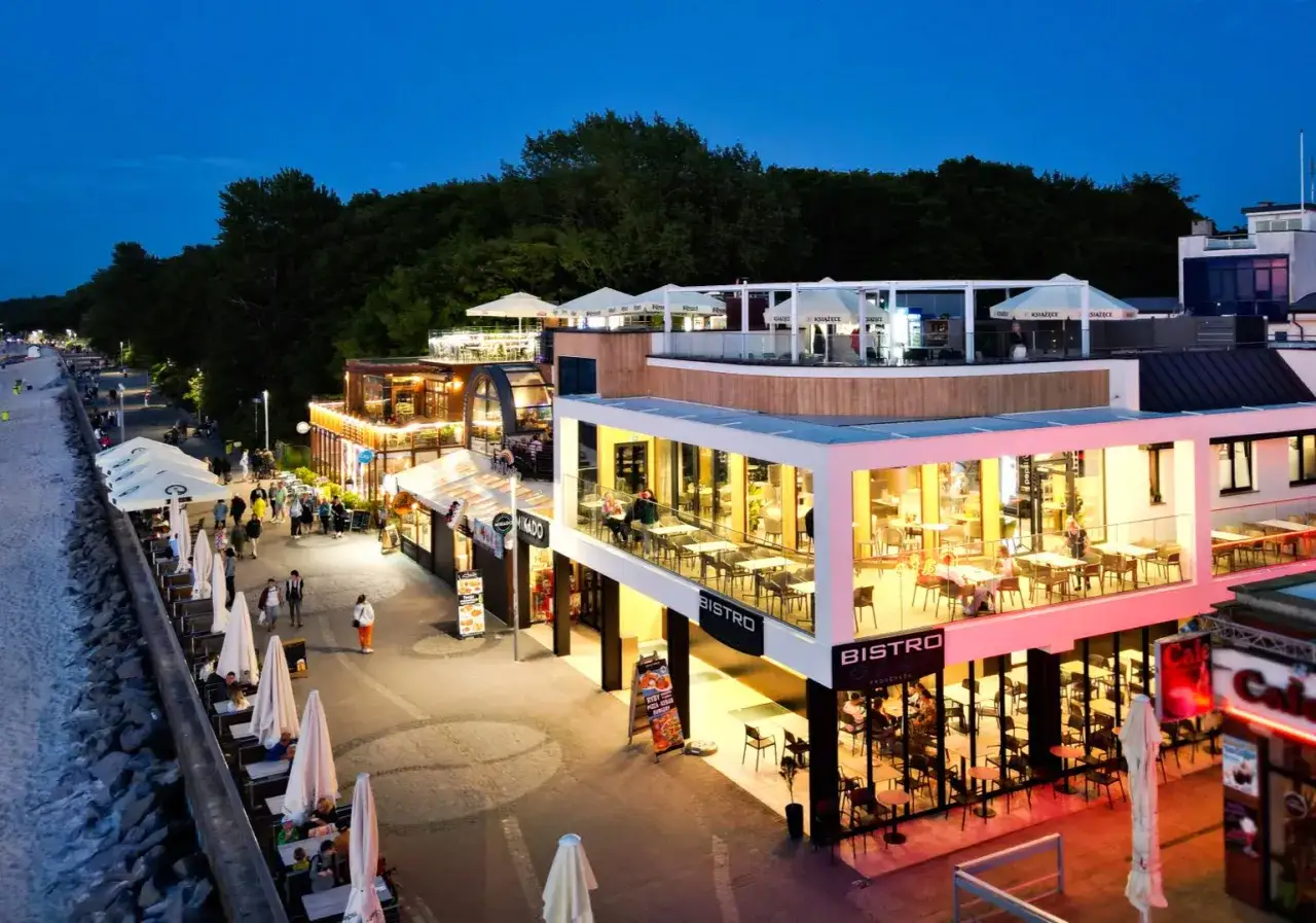 Wieczorny spacer po Kołobrzegu, gdzie zjeść? Promenada pełna restauracji i kawiarni z widokiem na morze.