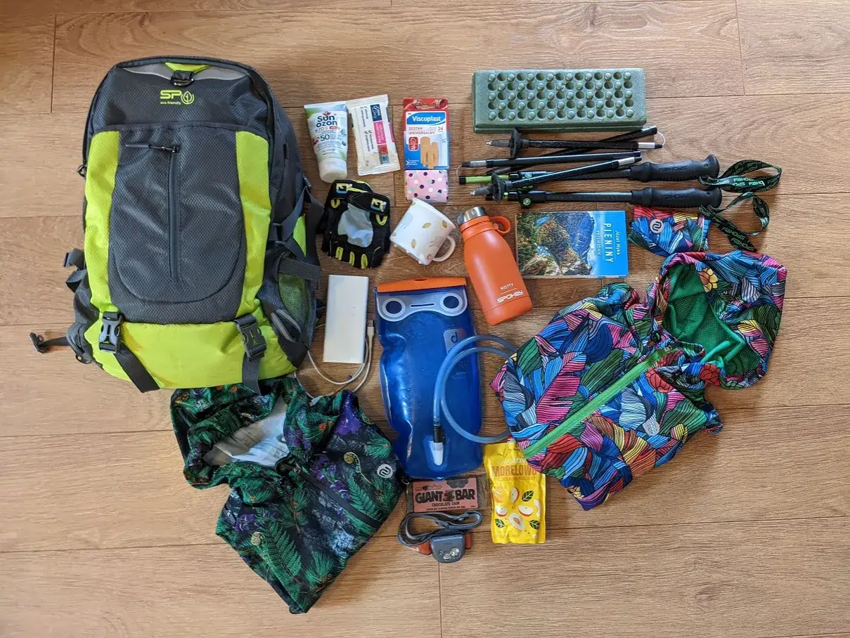 Plecak, kijki, bukłak, mapa, krem z filtrem, batonik – to wszystko przyda się na wyprawę. Taki zestaw to podstawa, gdy zastanawiasz się, trekking co to.