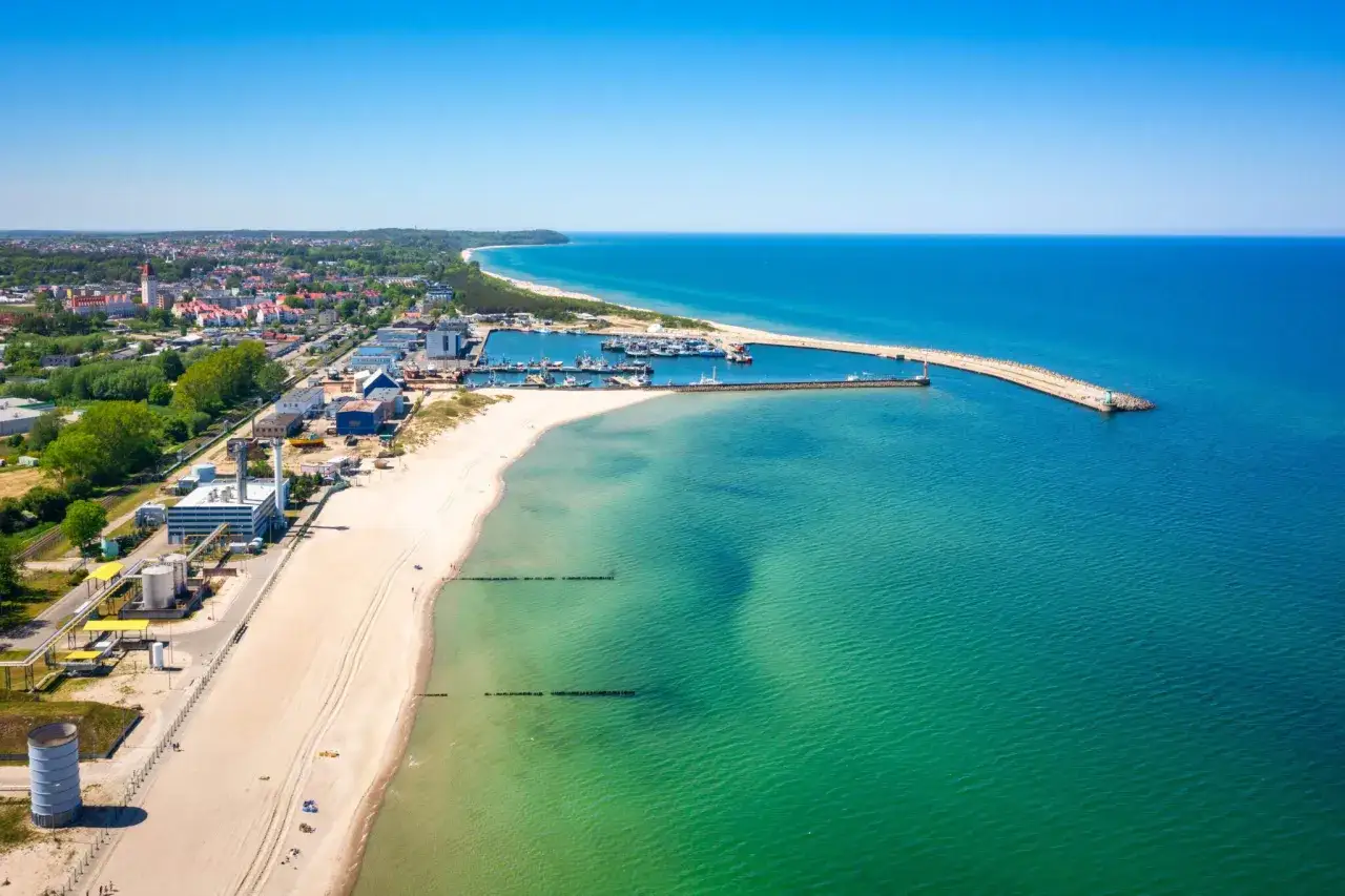 Władysławowo atrakcje: port, plaża i turkusowe morze. Widok z lotu ptaka na nadmorskie miasteczko i jego urokliwe zakątki.