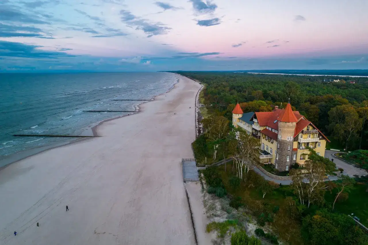Piękna plaża i zabytkowy pałac w Łebie. To jedne z wielu atrakcji, które warto zobaczyć.