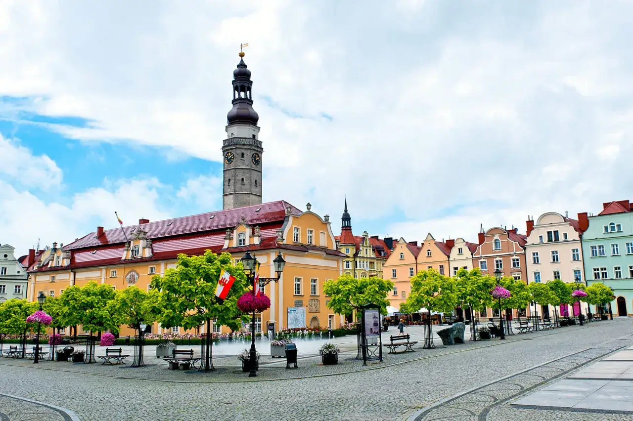 Rynek w Bolesławcu z wieżą ratuszową i kolorowymi kamieniczkami. Wspaniałe bolesławiec atrakcje czekają na odkrycie!