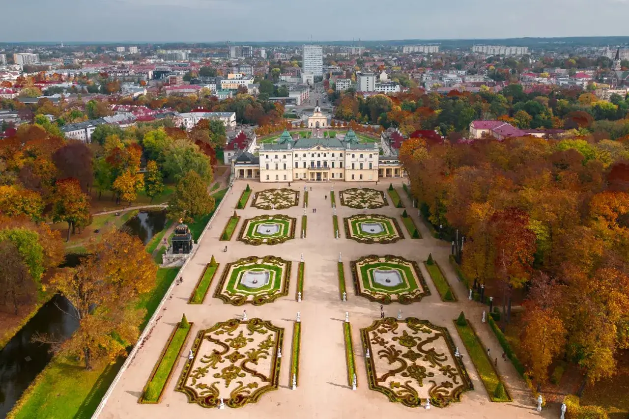 Pałac Branickich w Białymstoku, idealne miejsce na jesienny city break w Polsce. Ogrody w jesiennych barwach zachwycają.