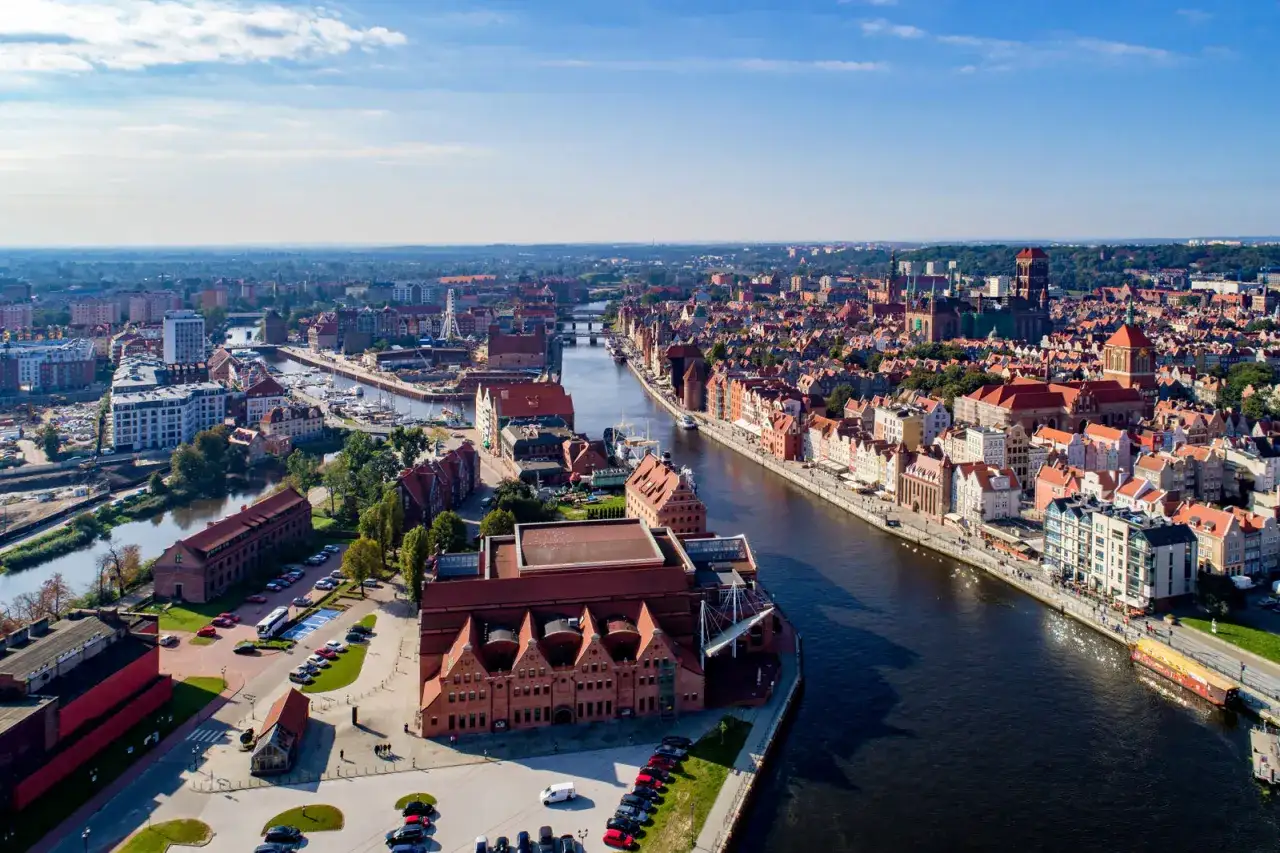 Gdańsk atrakcje: malowniczy widok na Motławę, Stare Miasto z charakterystyczną architekturą i portem.