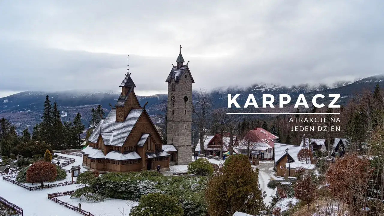 Drewniany kościółek i kamienna wieża w zimowej scenerii. Karpacz centrum, gdzie historia spotyka się z górami.