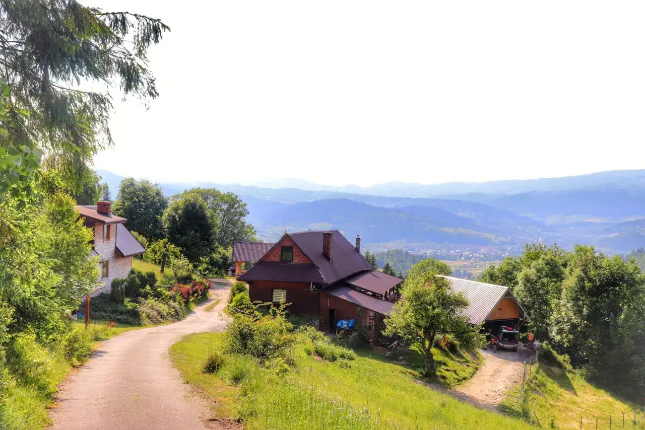 Malownicze domy w Milówce, z których roztacza się widok na góry. Idealne miejsce na wypoczynek i odkrywanie lokalnych atrakcji.