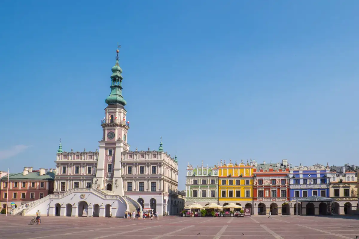 Zamość atrakcje: Ratusz i kolorowe kamienice na Rynku Wielkim.