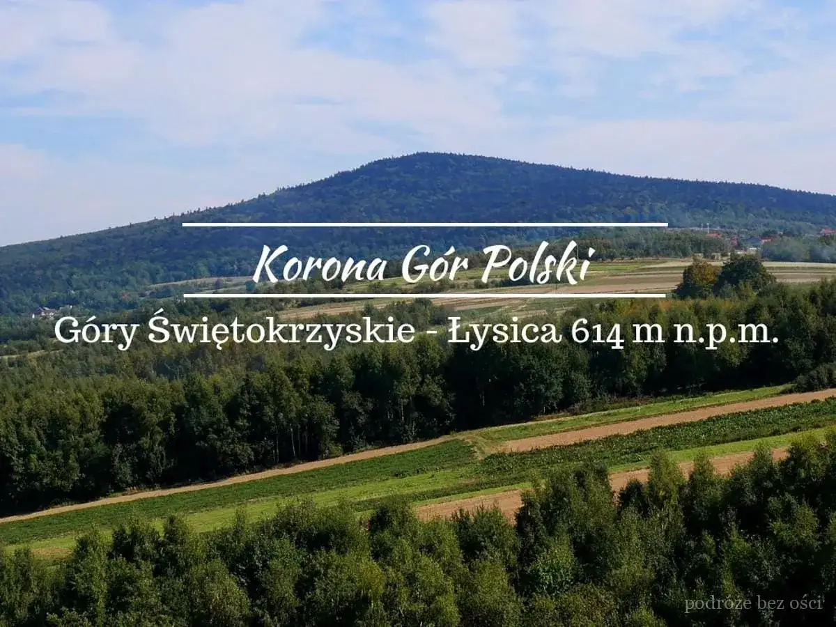 G&oacute;ra Łysica, najwyższy szczyt G&oacute;r Świętokrzyskich (614 m n.p.m.), wznosi się nad zielonymi polami i lasami.