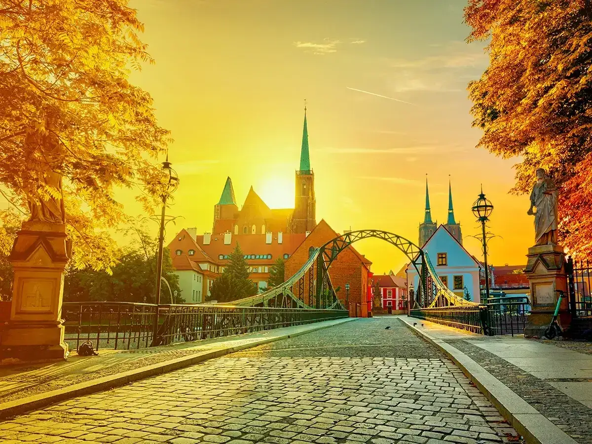 Zachód słońca nad Ostrowem Tumskim we Wrocławiu. Idealne miejsce, gdzie pójść we Wrocławiu, by poczuć magię miasta.