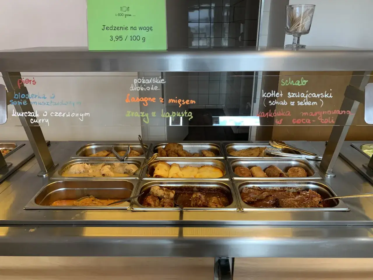 Gdańsk gdzie zjeść dobrze i tanio? Stołówka oferuje dania na wagę: kurczaka w curry, schabowe, lasagne i inne.