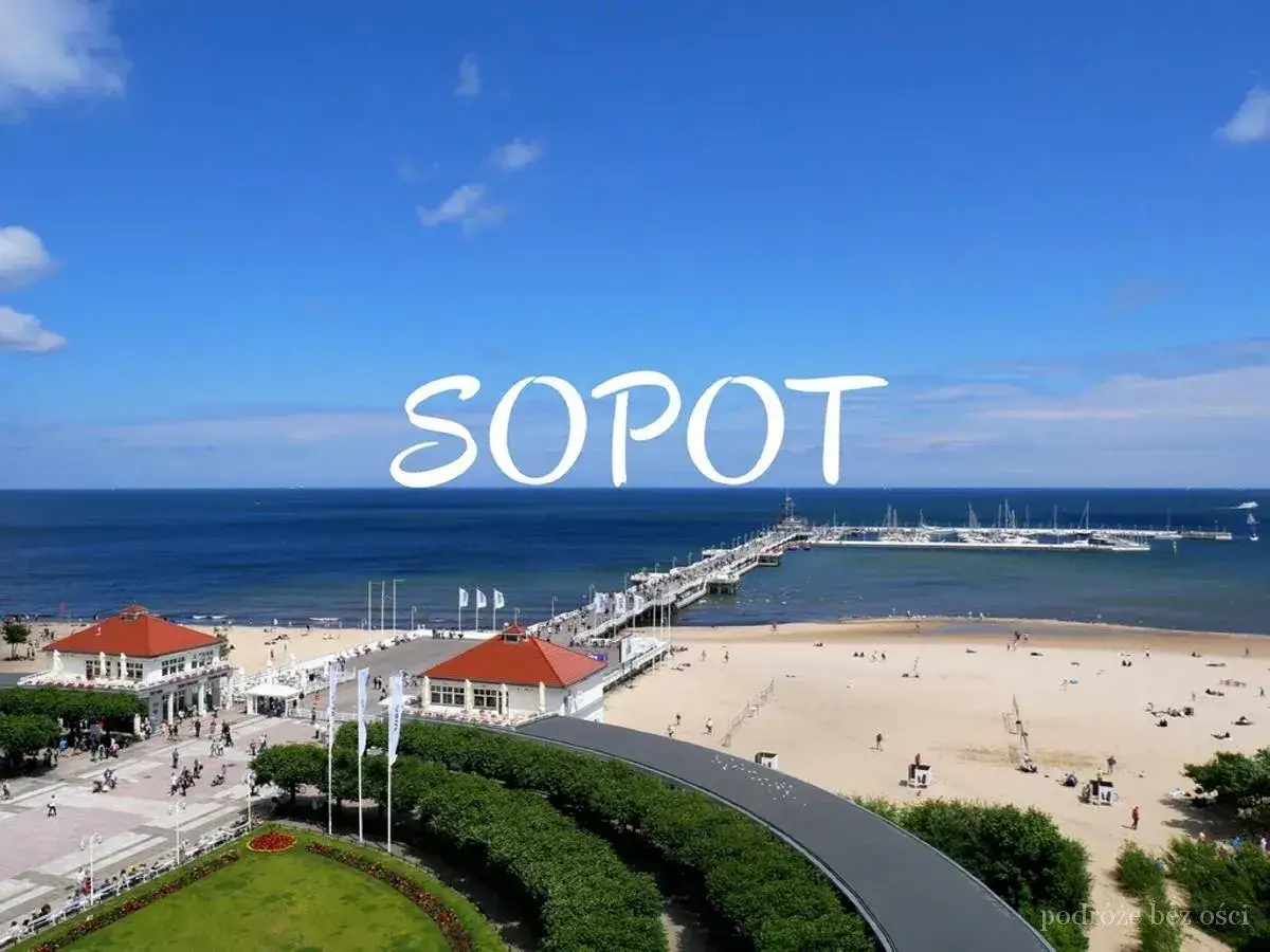 Sopot atrakcje: słoneczna plaża, molo i zatoka pełna jachtów. Idealne miejsce na wakacje nad Bałtykiem.