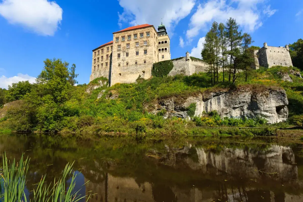 Zamek na skale nad rzeką, jeden z wielu pięknych obiektów, które warto zobaczyć w muzea w Polsce.