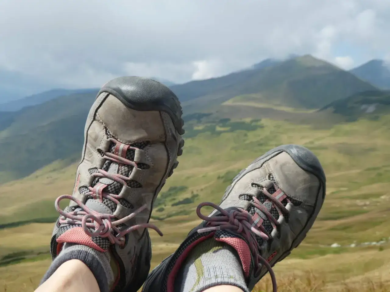 Wygodne buty Keen na wędrówce po górach. Firma Keen słynie z wytrzymałego obuwia outdoorowego.