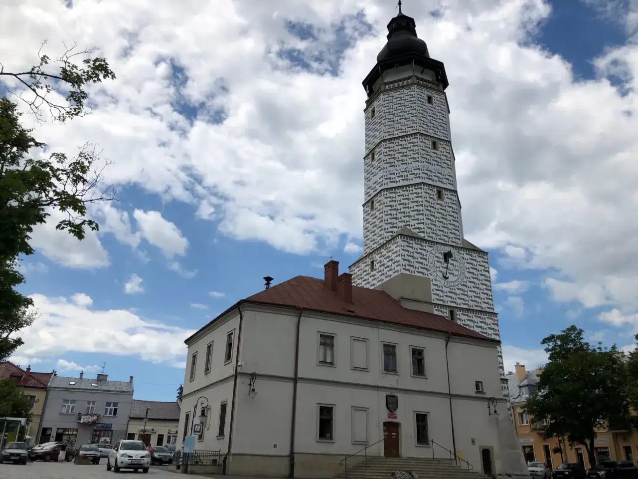Wieża ratuszowa w Bieczu, ozdobiona wzorami, to jedna z głównych atrakcji miasta. Obok stoi zabytkowy ratusz.