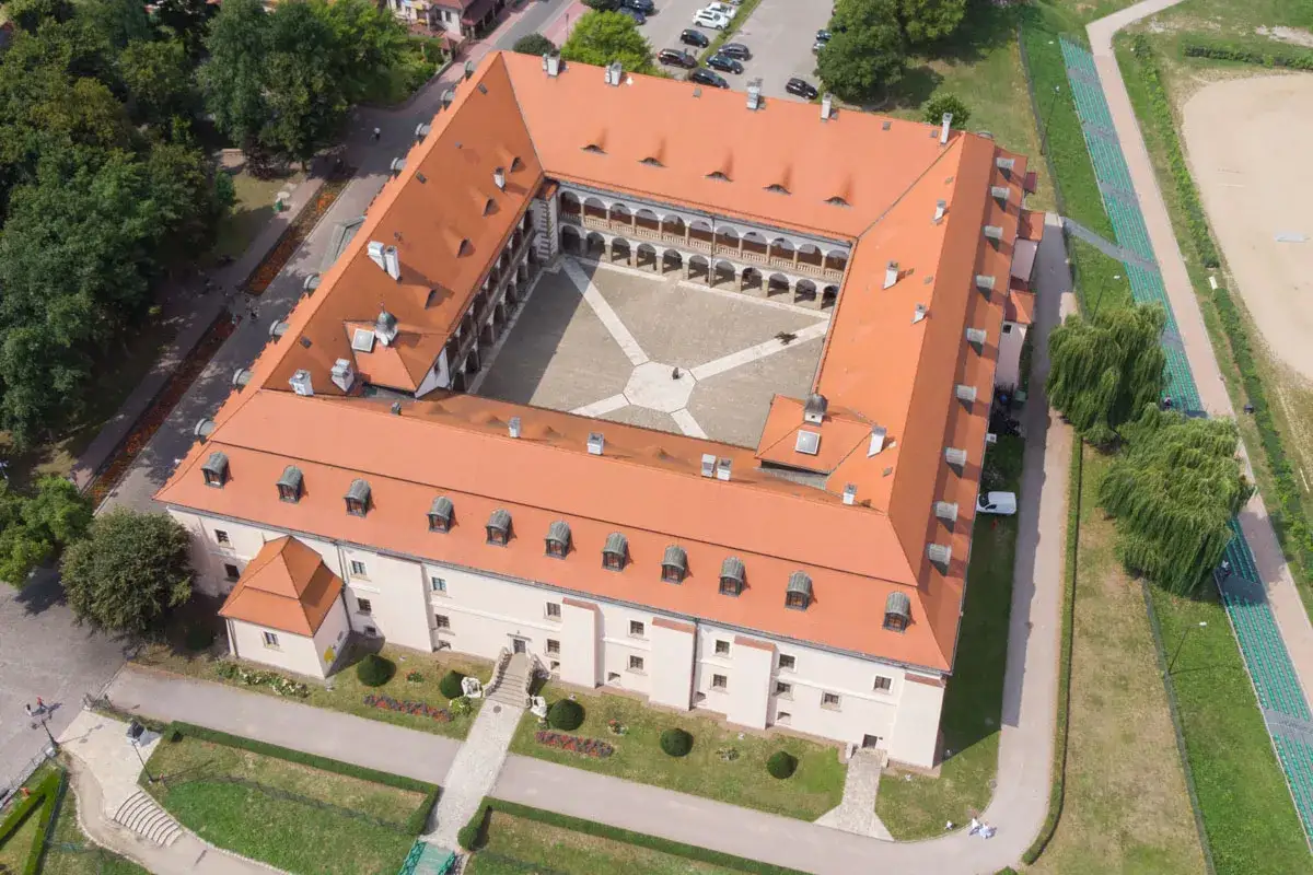 Zamek Królewski w Niepołomicach, z jego dziedzińcem i arkadowymi krużgankami, to jedna z głównych atrakcji Niepołomic.