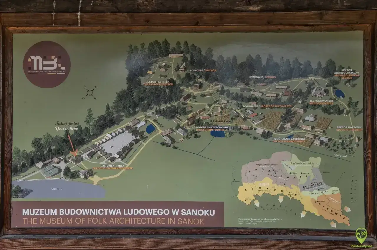 Mapa Muzeum Budownictwa Ludowego w Sanoku, największego skansenu w Polsce. Pokazuje rozmieszczenie sektorów: Bojkowie, Łemkowie, Dolinianie, Pogórzanie, Sektor Naftowy i inne.